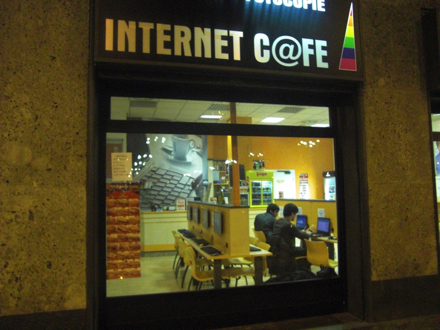 ミラノ駅近くのネットカフェ